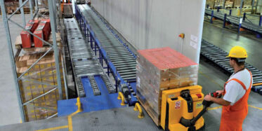 Lagerhalle mit Rollenbahnen