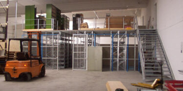 Fachbodenstockanlage mit Bühne