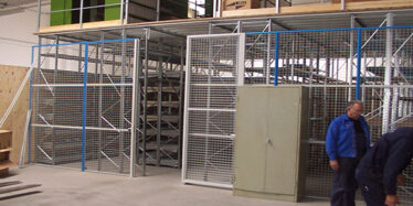 Fachbodenstockanlage mit Bühne